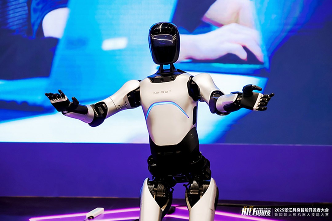 ballbet贝博远征A2成全球首个同时拥有中美欧认证的人形机器...